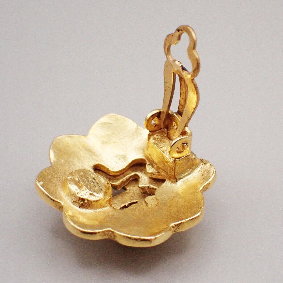 CHANEL CC Logo Flower Button Earrings 96P Clip-On Gold France Vintage 34RK708