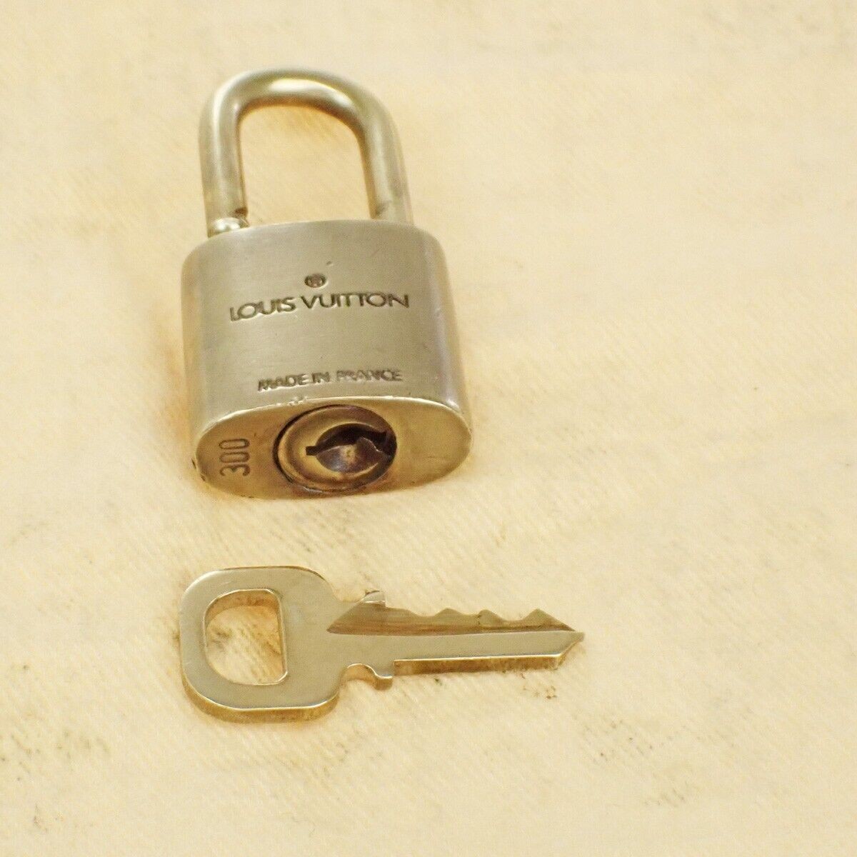 LOUIS VUITTON LV 10 SET PADLOCK KEY BAG CHARM CADENA GOLD PLATED FRANCE 33EB420