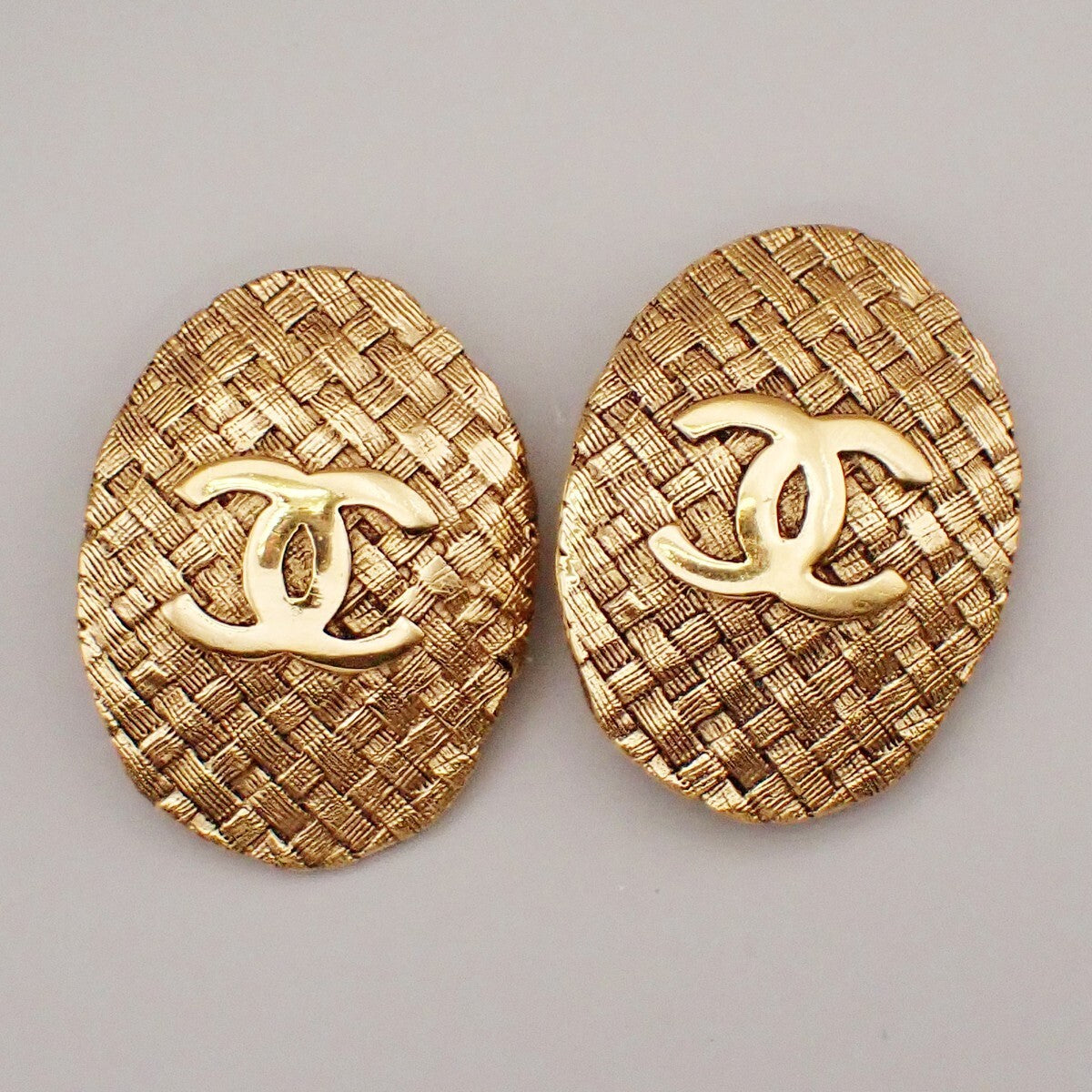CHANEL CC Logo Oval Button Earrings 29 Clip-On Gold GHW France Vintage 83RL104