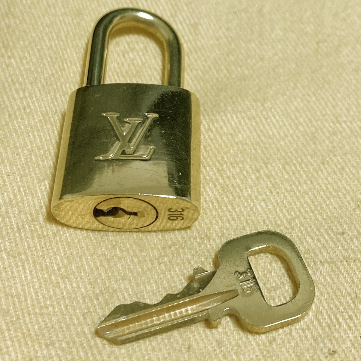 LOUIS VUITTON LV 10 SET PADLOCK KEY CHARM CADENA GOLD-PLATED FRANCE 30PDA308