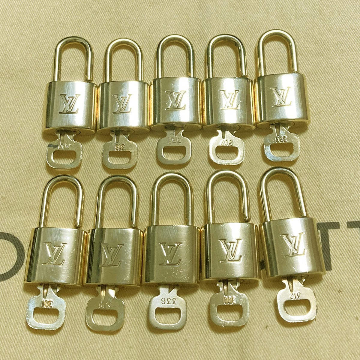 LOUIS VUITTON LV 10 SET PADLOCK KEY CHARM CADENA GOLD-PLATED FRANCE 35PDA263