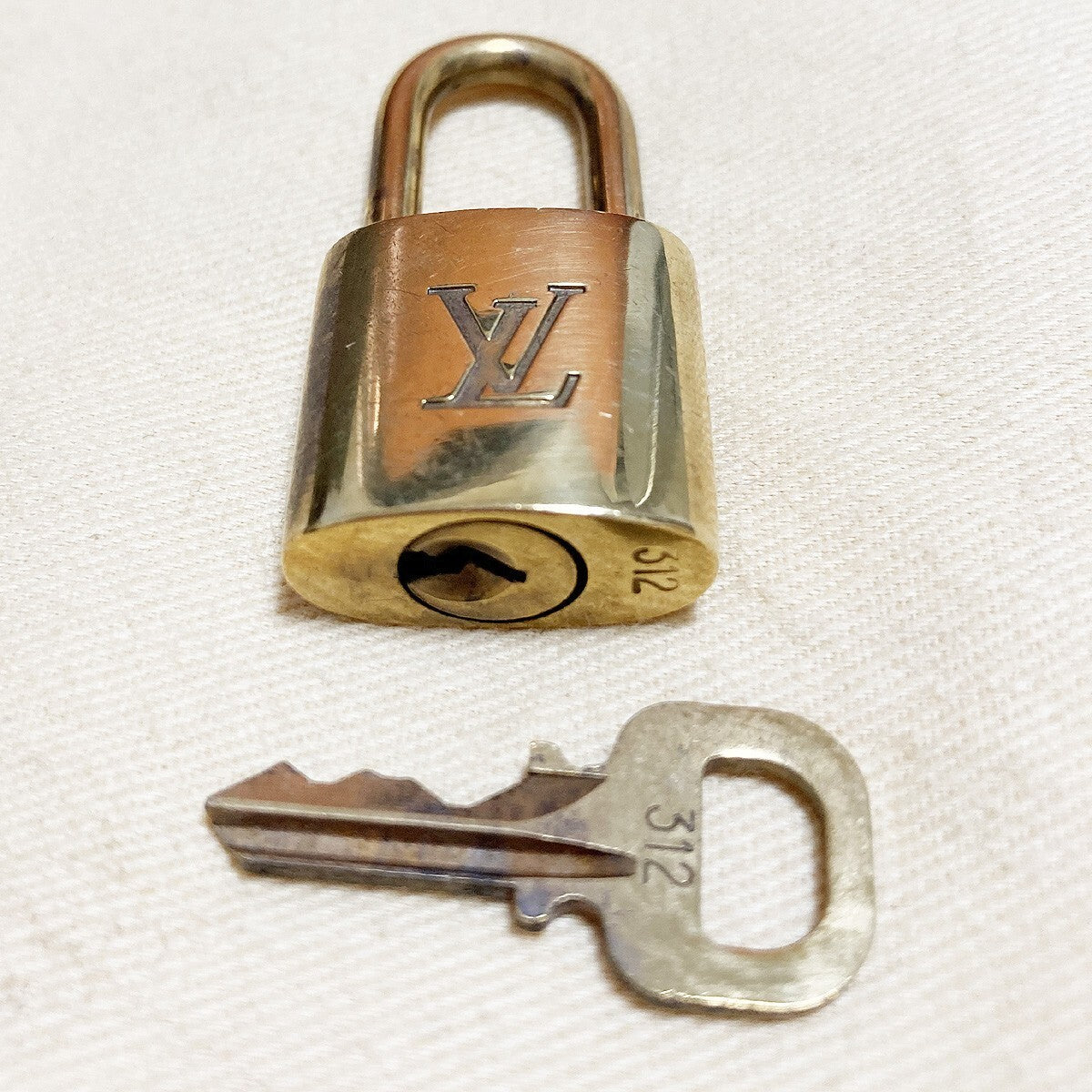 LOUIS VUITTON LV 10 SET PADLOCK KEY BAG CHARM CADENA GOLD PLATED FRANCE 35YB044