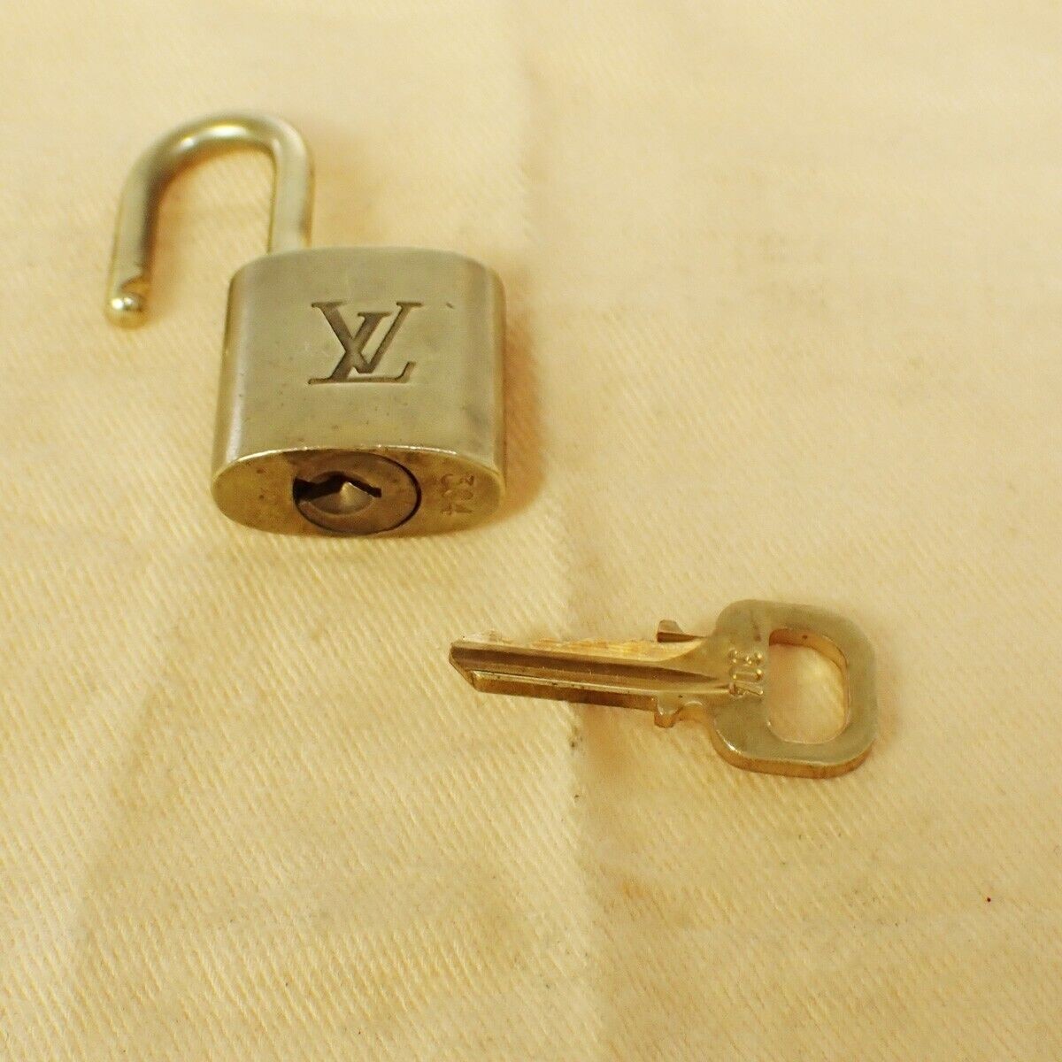 LOUIS VUITTON LV 10 SET PADLOCK KEY BAG CHARM CADENA GOLD PLATED FRANCE 37SH951
