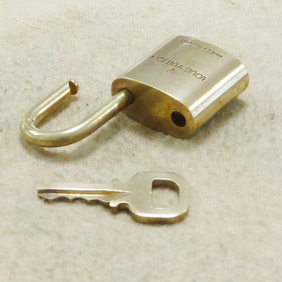LOUIS VUITTON LV 10 SET PADLOCK KEY BAG CHARM CADENA GOLD PLATED FRANCE 65HA167