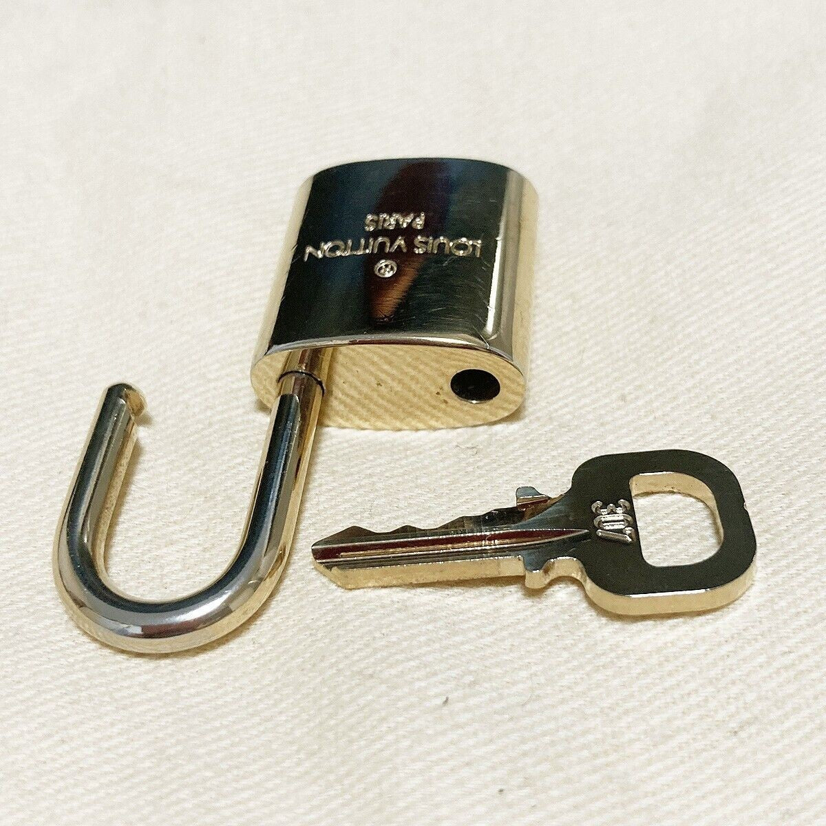 LOUIS VUITTON LV 10 SET PADLOCK KEY BAG CHARM CADENA GOLD PLATED FRANCE 35PDA015