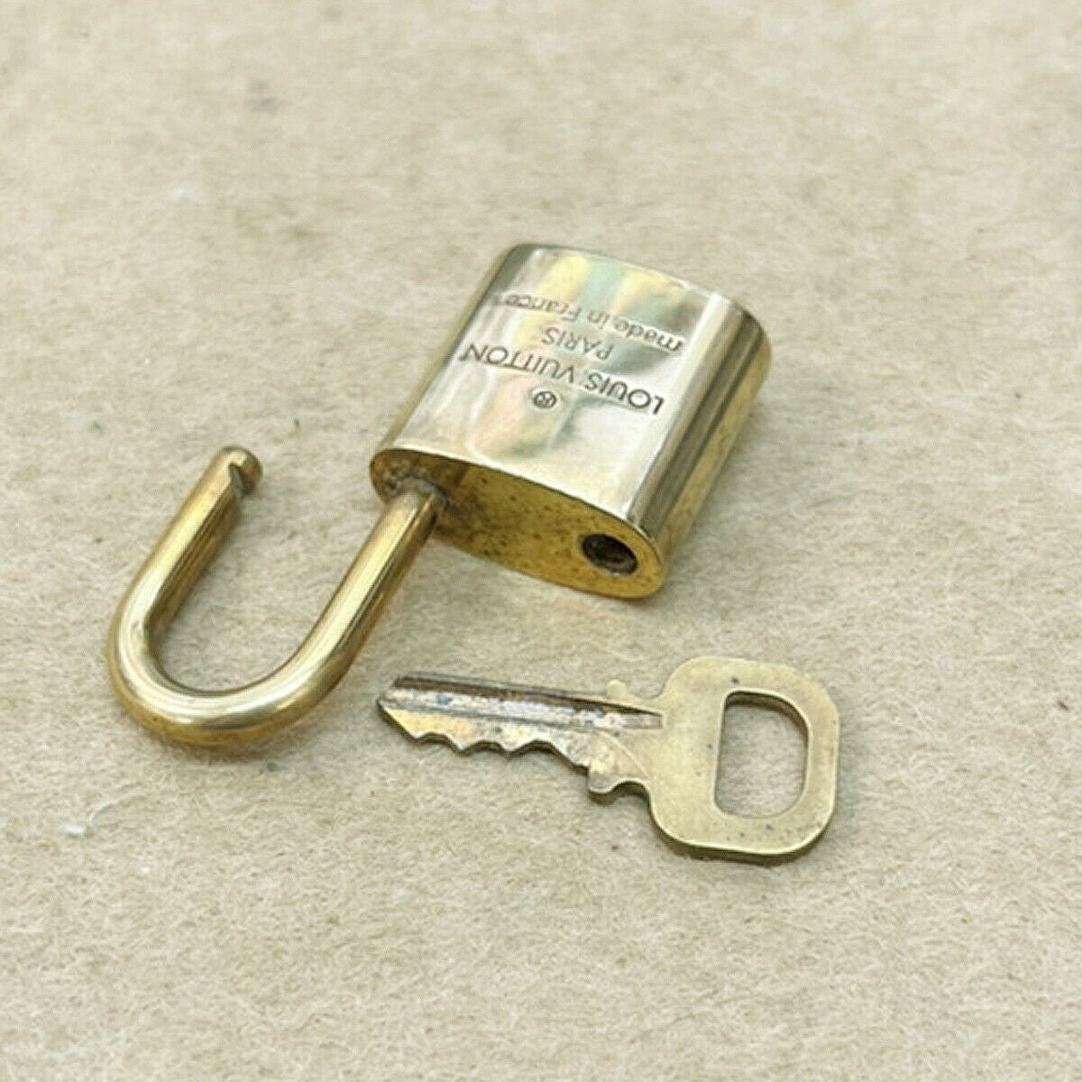 LOUIS VUITTON LV 10 SET PADLOCK KEY BAG CHARM CADENA GOLD-PLATED FRANCE 35JF652