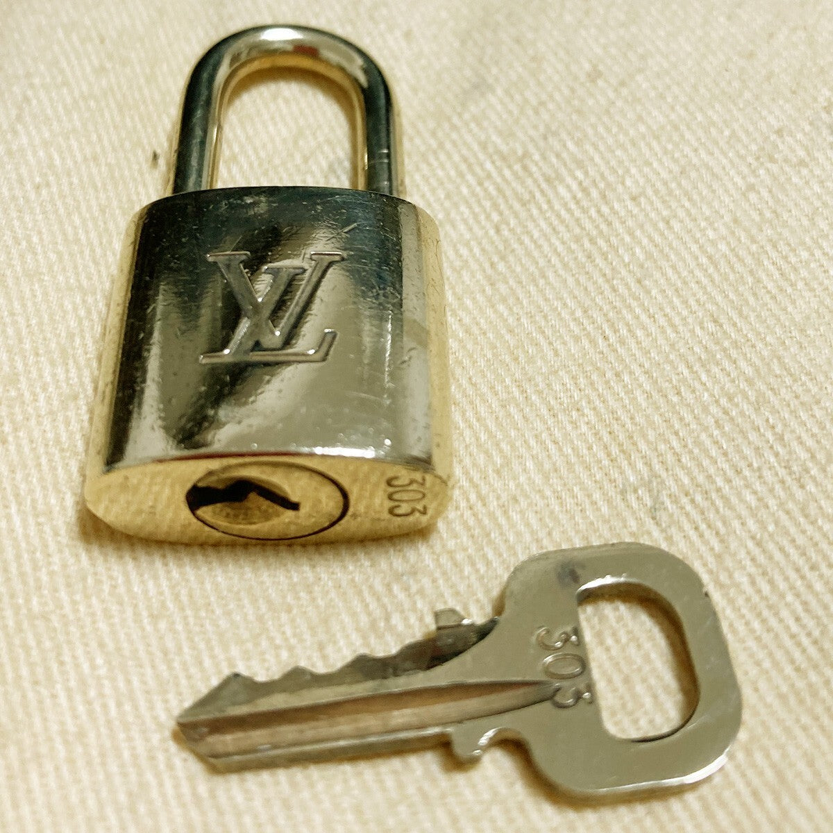 LOUIS VUITTON LV 10 SET PADLOCK KEY CHARM CADENA GOLD-PLATED FRANCE 80PDA139
