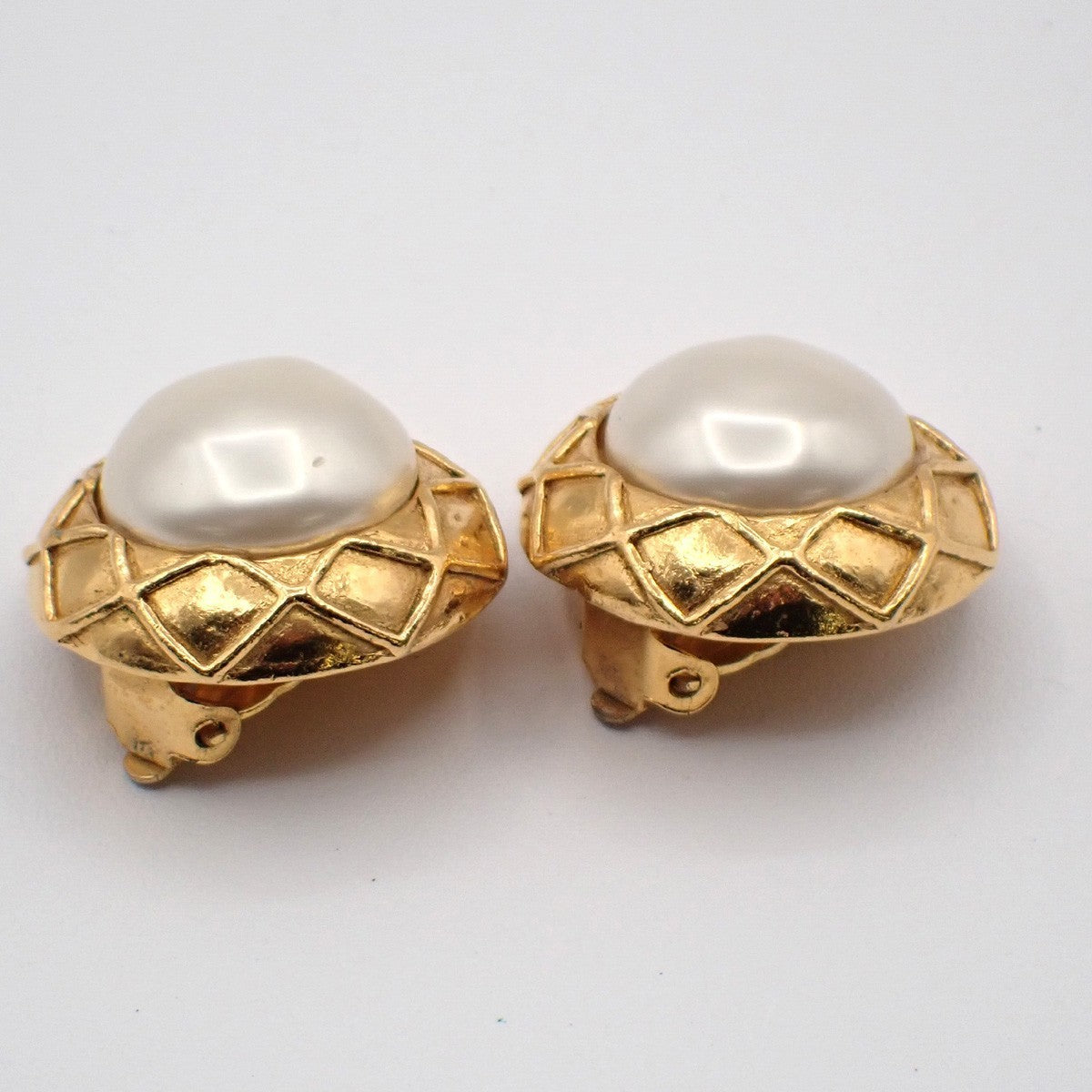 CHANEL Matelasse Round Imitation Pearl Button Earrings Clip-On GHW 62RL660