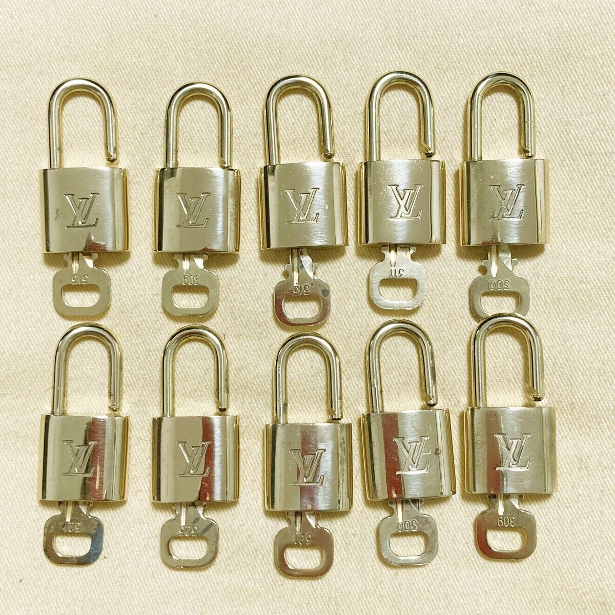 LOUIS VUITTON LV 10 SET PADLOCK KEY BAG CHARM CADENA GOLD PLATED FRANCE 39PDA095