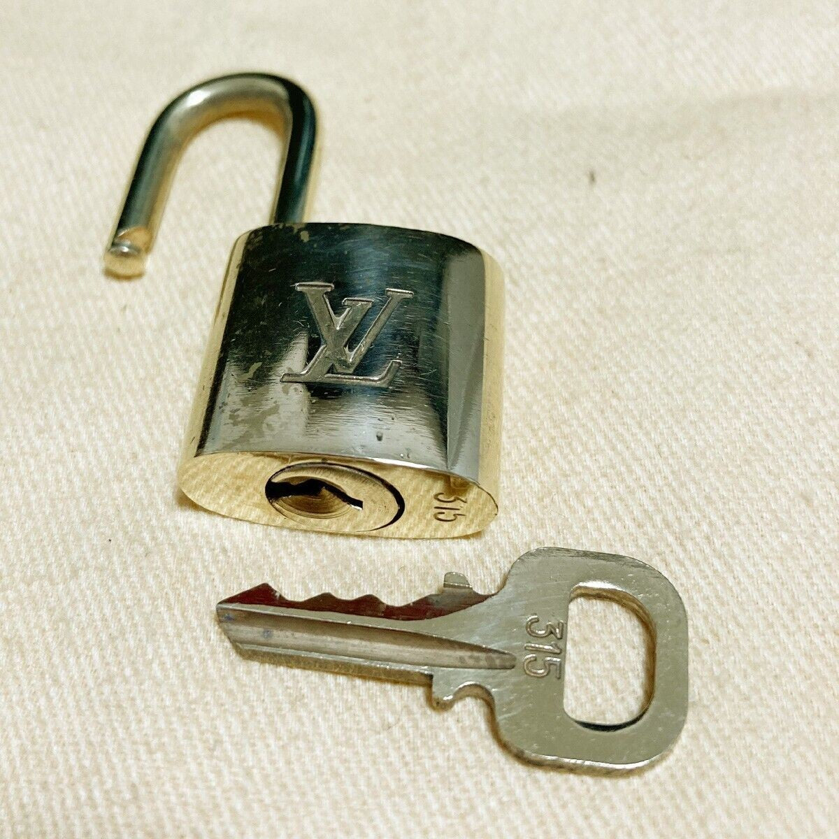 LOUIS VUITTON LV 10 SET PADLOCK KEY BAG CHARM CADENA GOLD PLATED FRANCE 62PDA034