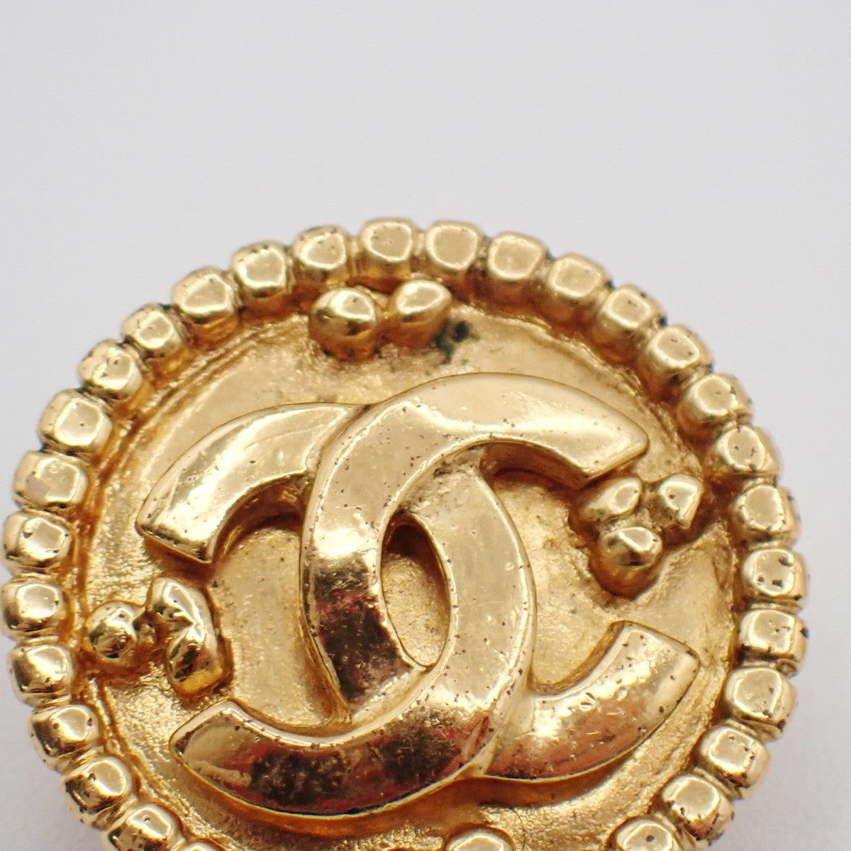 CHANEL CC Logo Round Button Earrings 96A Clip-On Gold France Vintage 39RL906