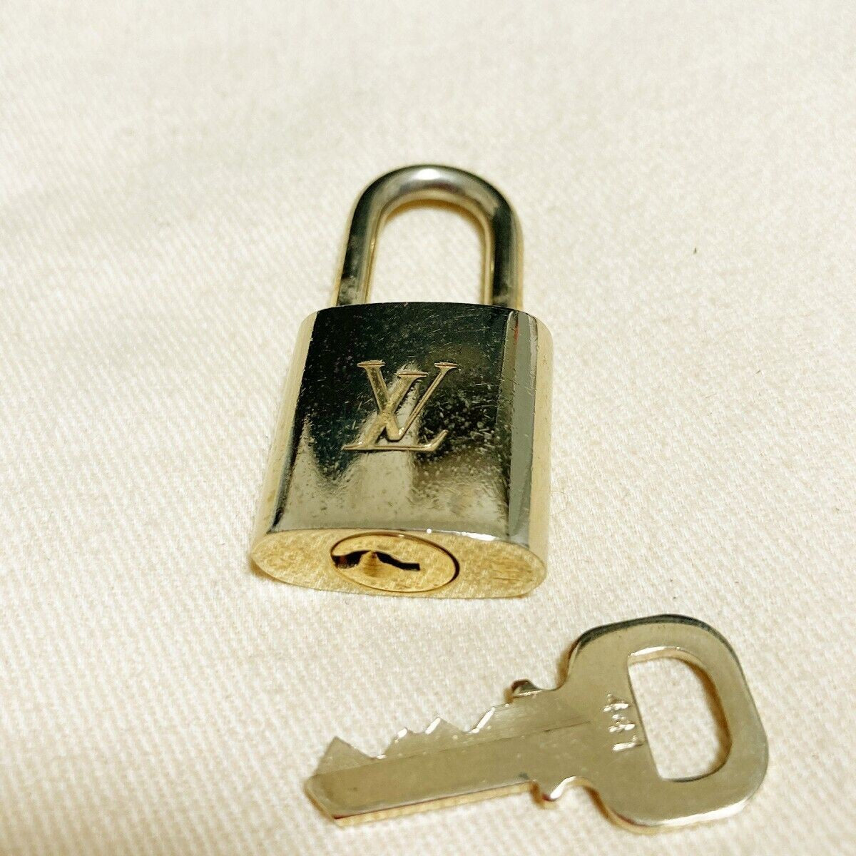 LOUIS VUITTON LV 10 SET PADLOCK KEY BAG CHARM CADENA GOLD PLATED FRANCE 39PDA063