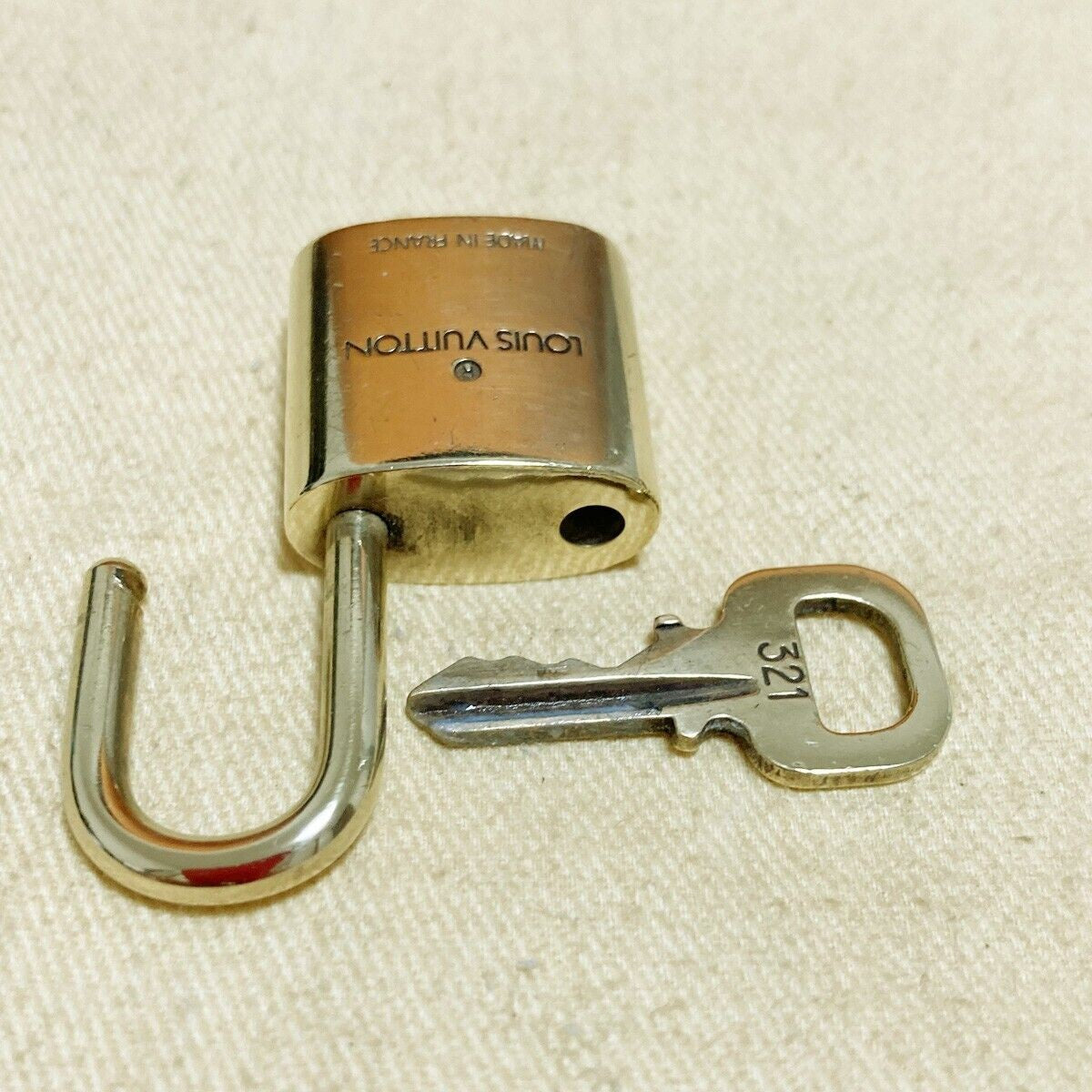 LOUIS VUITTON LV 10 SET PADLOCK KEY BAG CHARM CADENA GOLD PLATED FRANCE 37PDA134