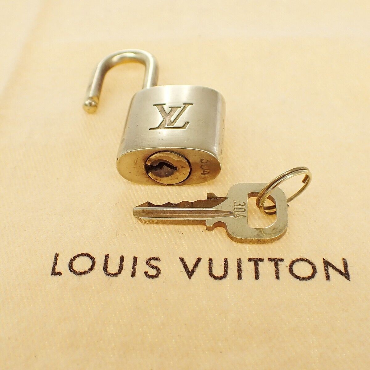 LOUIS VUITTON LV 10 Set Padlock cadena Key Bag Charm Gold Plated France 33YE761