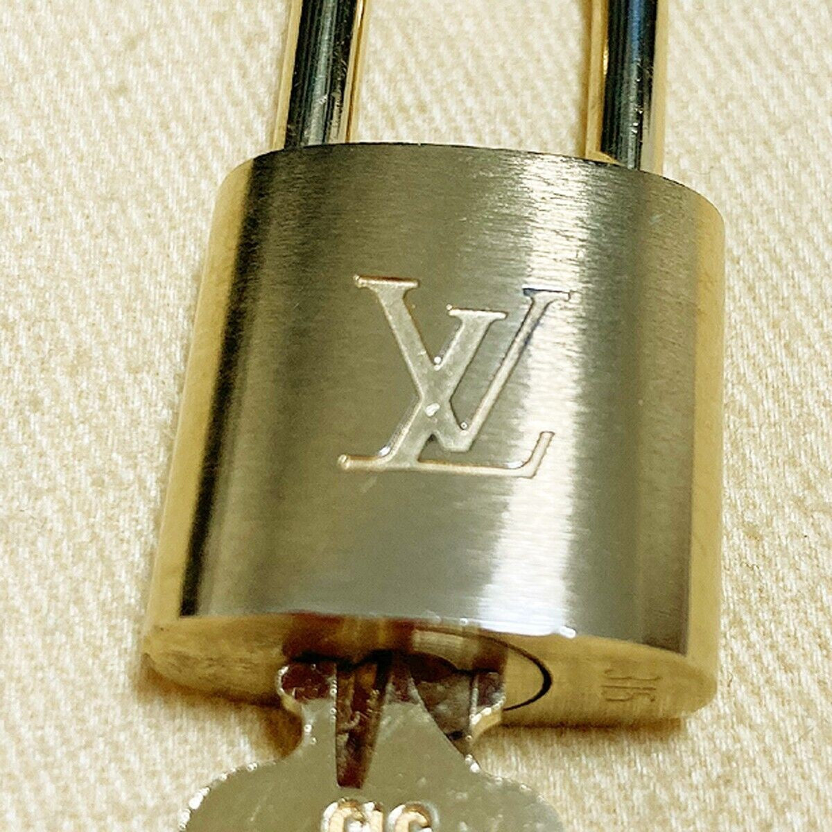 LOUIS VUITTON LV 10 SET PADLOCK KEY CHARM CADENA GOLD-PLATED FRANCE 37PDA112