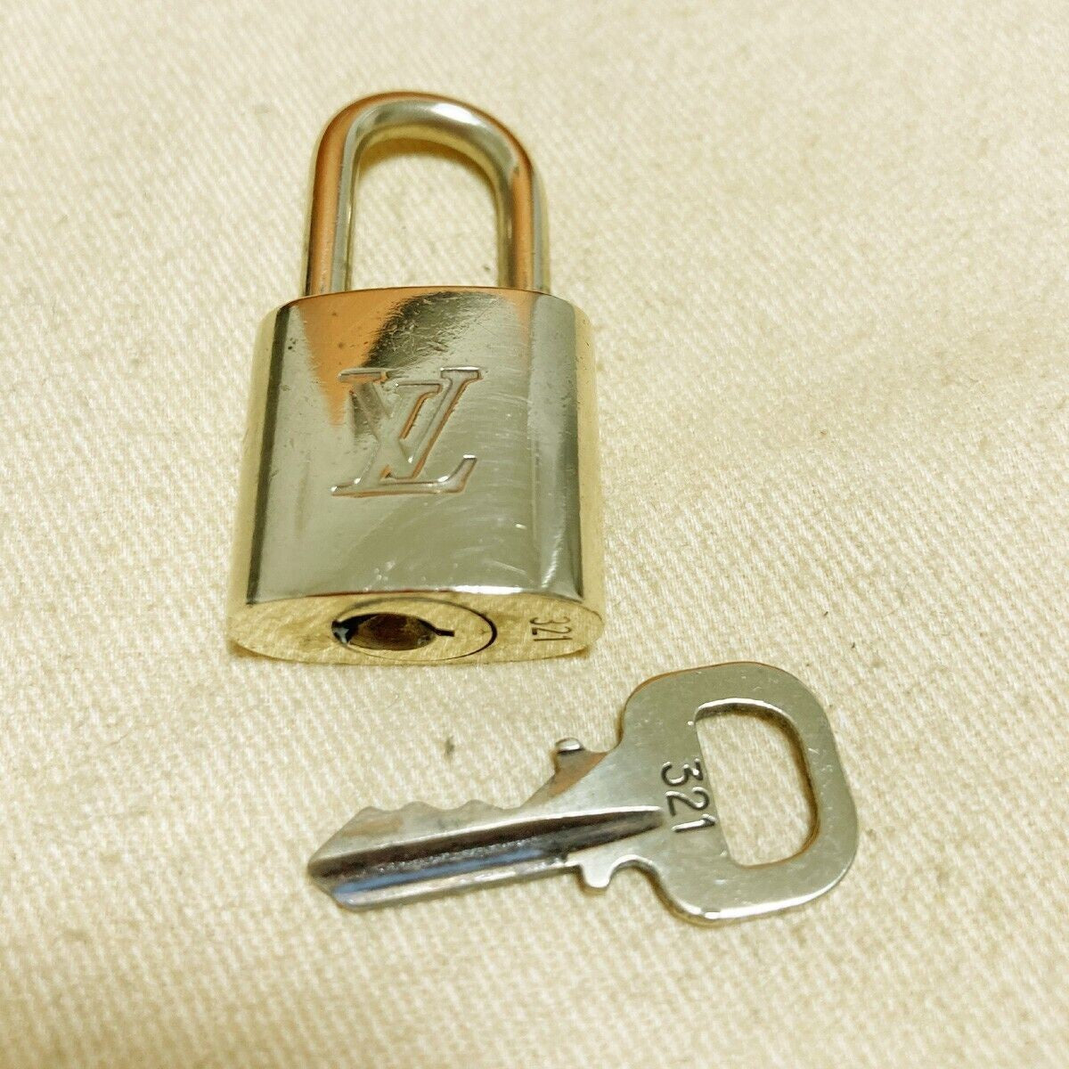 LOUIS VUITTON LV 10 SET PADLOCK KEY BAG CHARM CADENA GOLD PLATED FRANCE 37PDA134