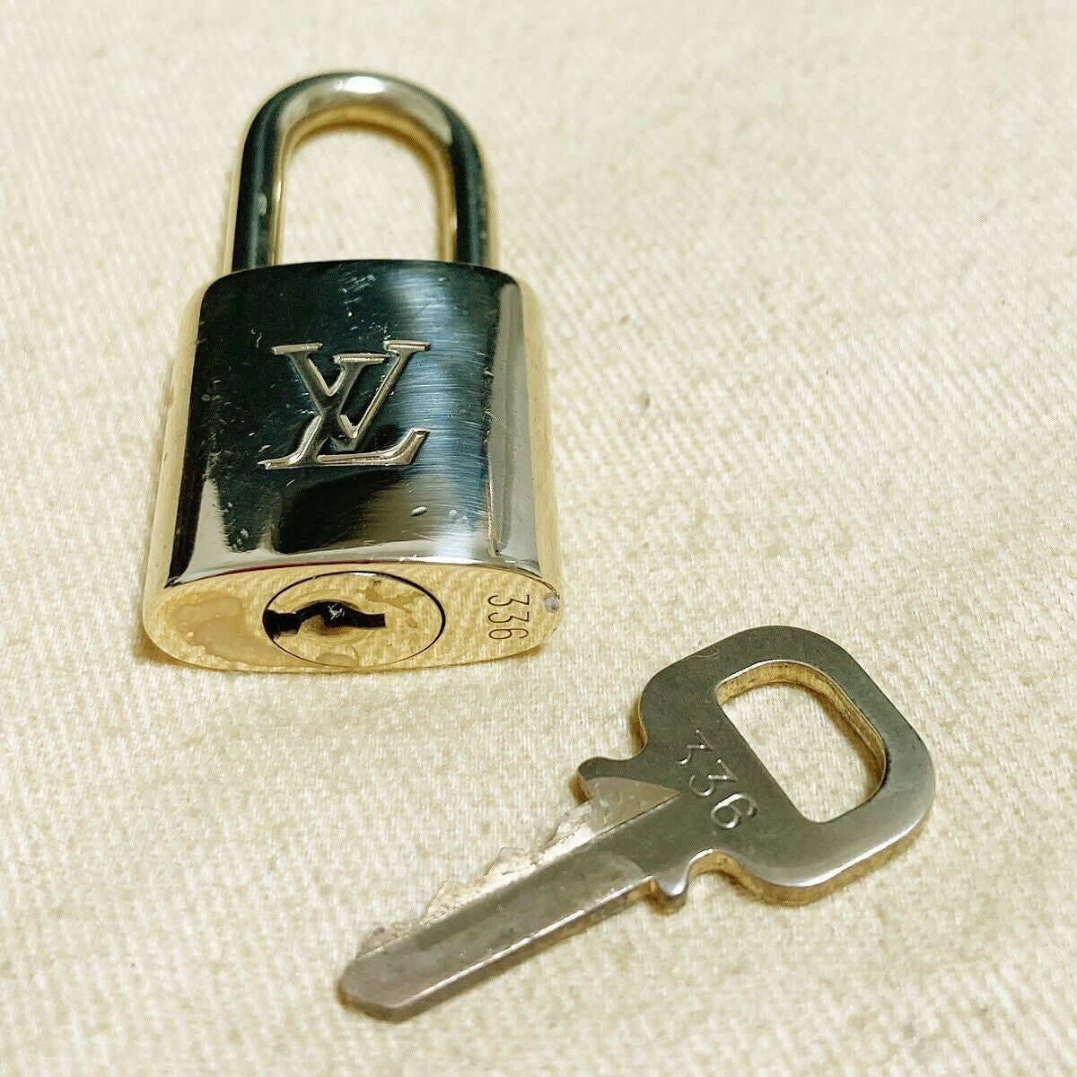 AUTHENTIC LOUIS VUITTON LV 10 SET PADLOCK KEY CHARM CADENA GOLD FRANCE 37PDA117