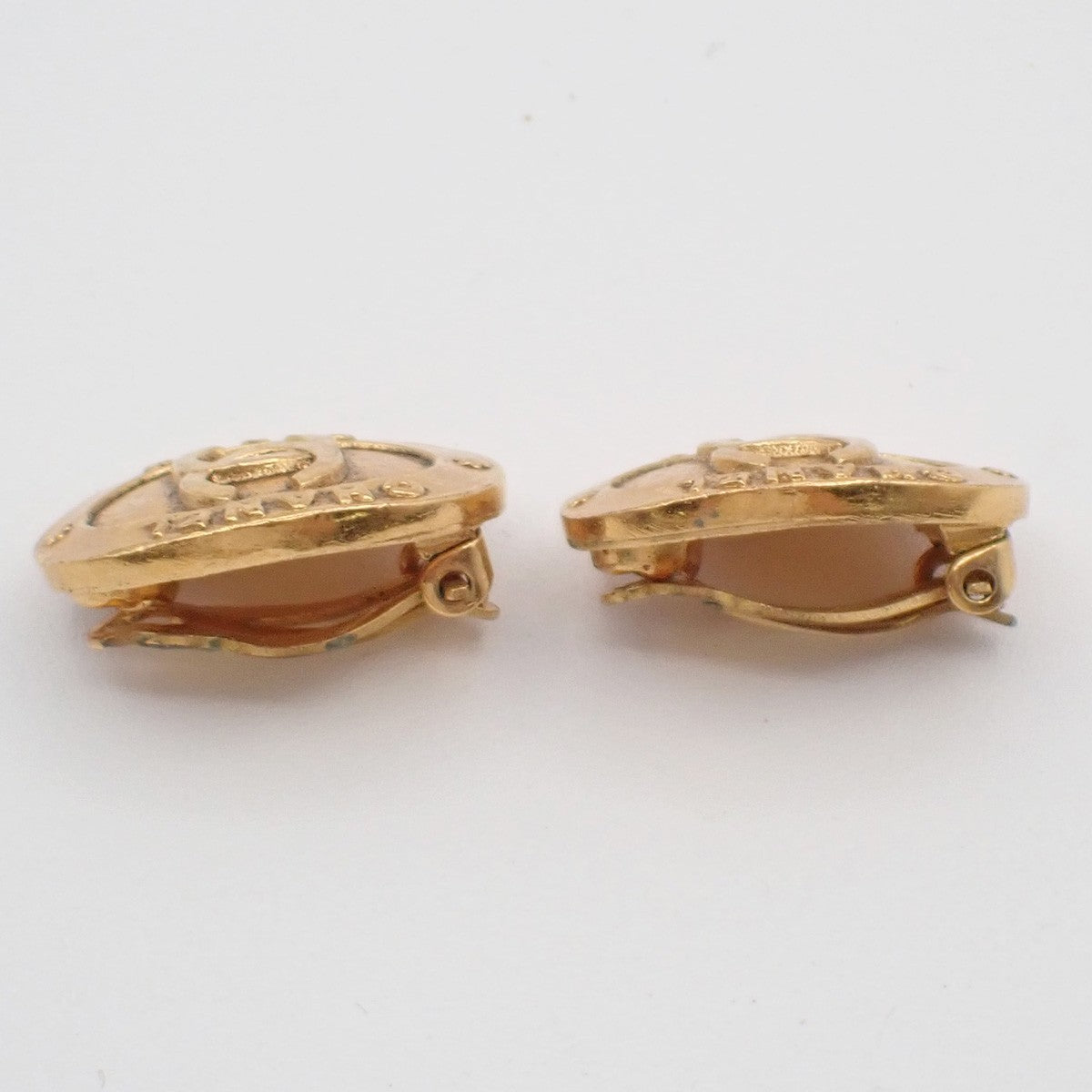 CHANEL CC Logo Oval Button Earrings Clip-On 28 Gold-Plated Vintage 83RF751
