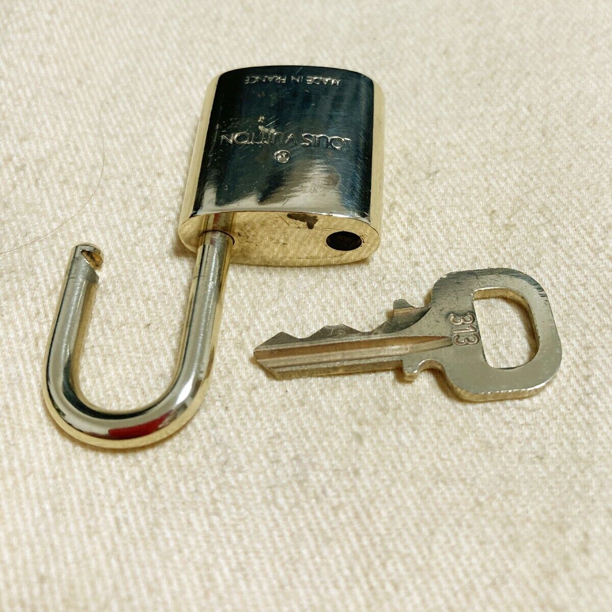 AUTHENTIC LOUIS VUITTON LV 10 SET PADLOCK KEY CHARM CADENA GOLD FRANCE 62PDA138