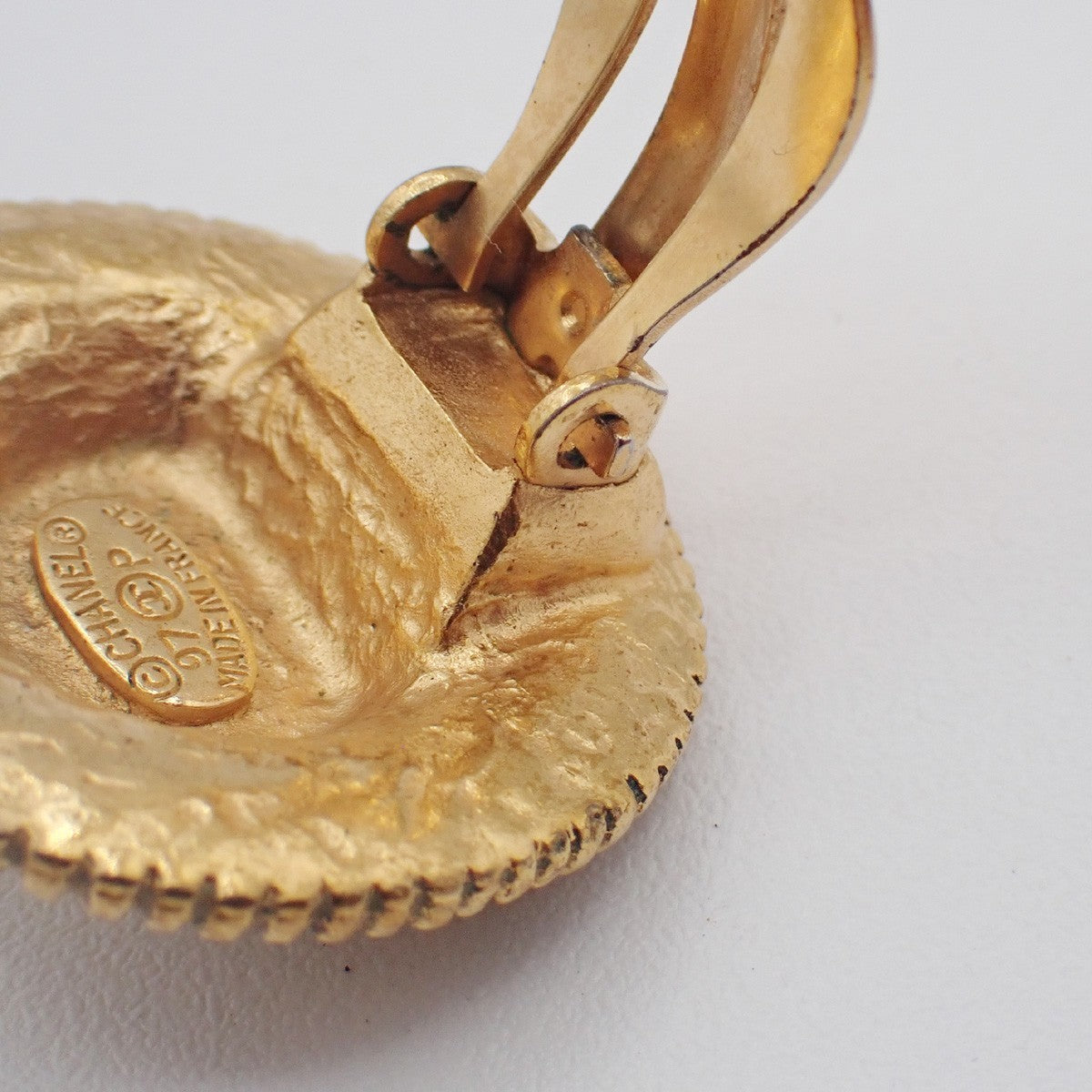 CHANEL CC Logo Button Earring 97P Clip-On Gold-Plated France Vintage 87RL936