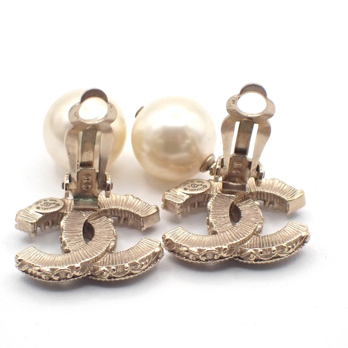 CHANEL CC Logo Immitation Pearl Swing Earrings Clip-on B13C Gold Italy 84RL895
