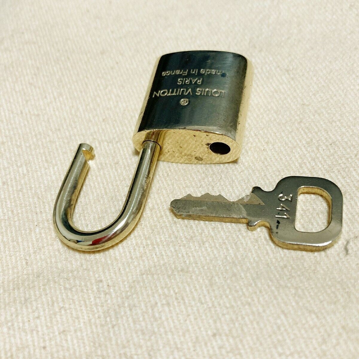 LOUIS VUITTON LV 10 SET PADLOCK KEY BAG CHARM CADENA GOLD PLATED FRANCE 37PDA071