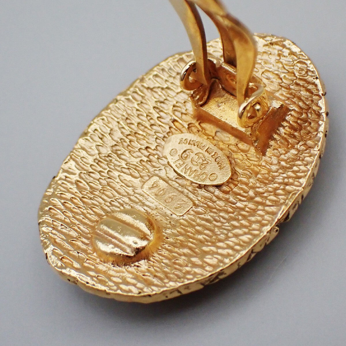 CHANEL CC Logo Oval Button Earrings 29 Clip-On Gold GHW France Vintage 83RL104