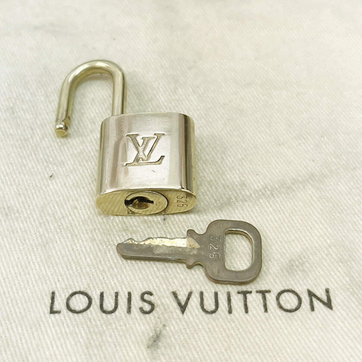 LOUIS VUITTON LV 10 SET PADLOCK KEY CHARM CADENA GOLD-PLATED FRANCE 35JF460