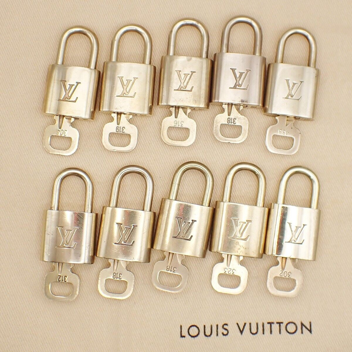 LOUIS VUITTON LV 10 SET PADLOCK CADENA KEY BAG CHARM GOLD PLATED FRANCE 37YE676
