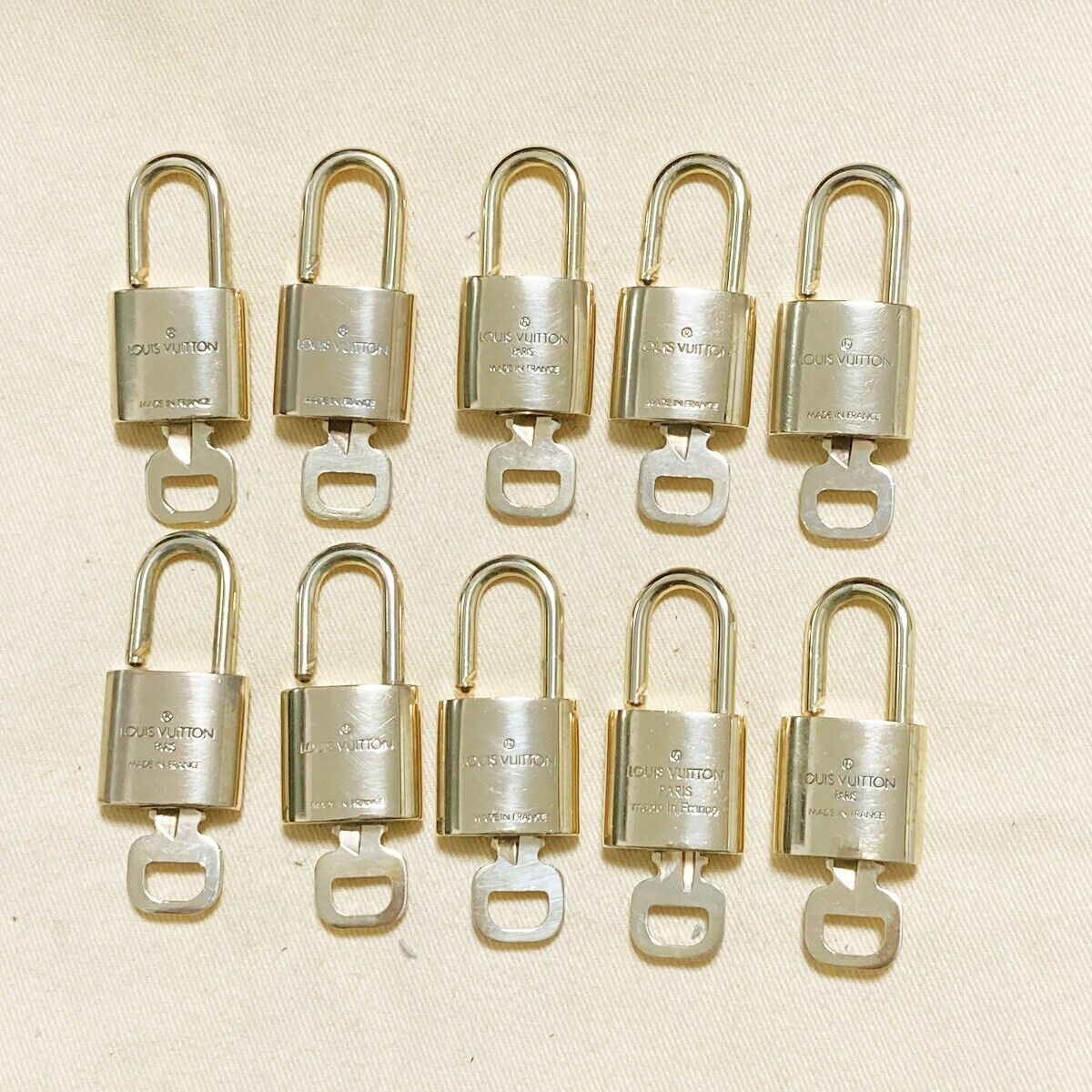 LOUIS VUITTON LV 10 SET PADLOCK KEY BAG CHARM CADENA GOLD PLATED FRANCE 06PDA033