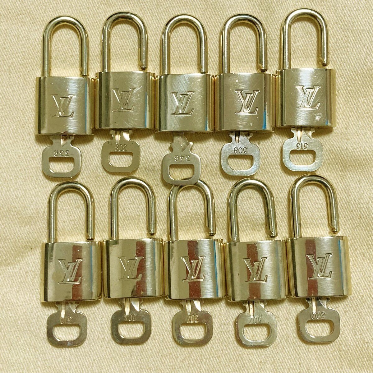 LOUIS VUITTON LV 10 SET PADLOCK KEY CHARM CADENA GOLD-PLATED FRANCE 37PDA149