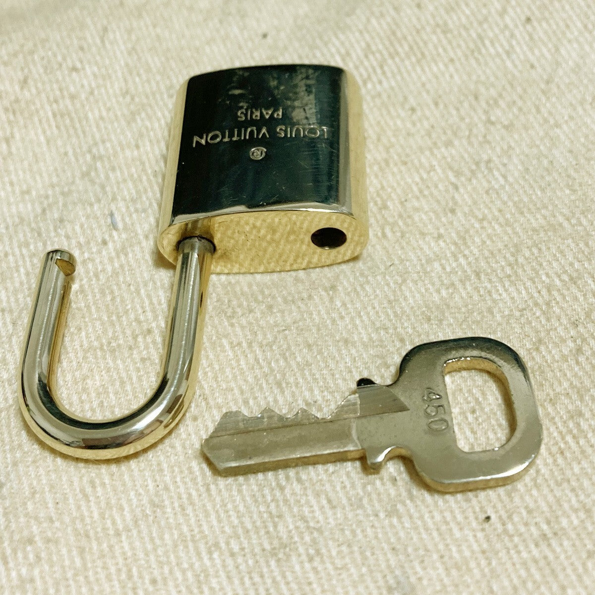 LOUIS VUITTON LV 10 SET PADLOCK KEY CHARM CADENA GOLD-PLATED FRANCE 39PDA187