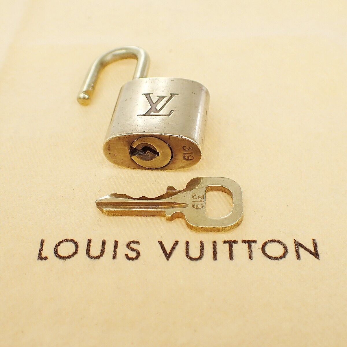 LOUIS VUITTON LV 10 Set Padlock cadena Key Bag Charm Gold Plated France 35YE760