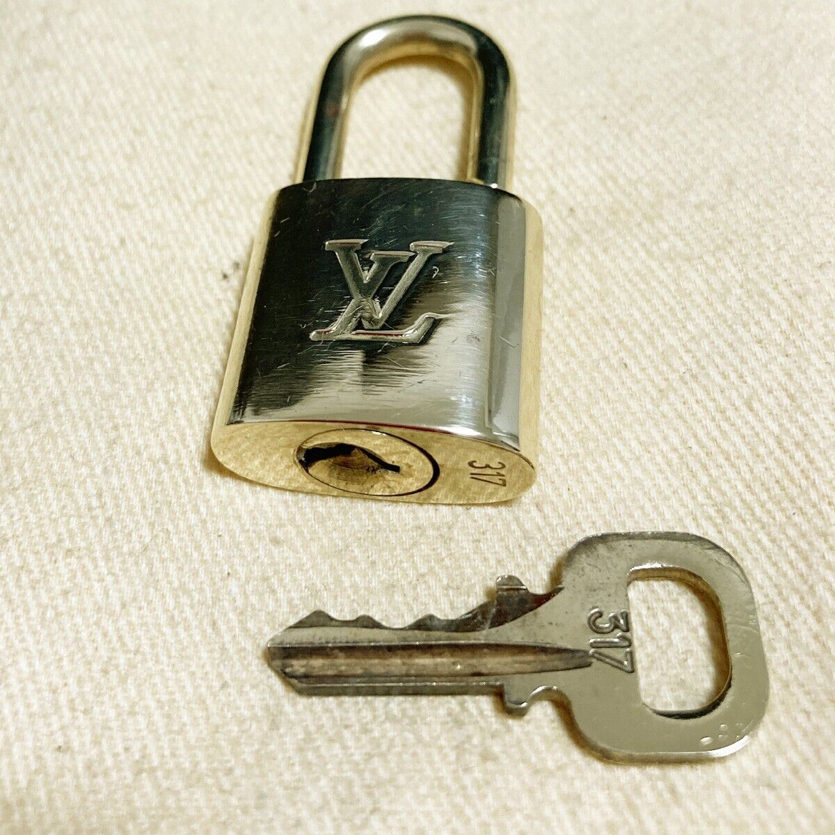 LOUIS VUITTON LV 10 SET PADLOCK KEY BAG CHARM CADENA GOLD PLATED FRANCE 02PDA081