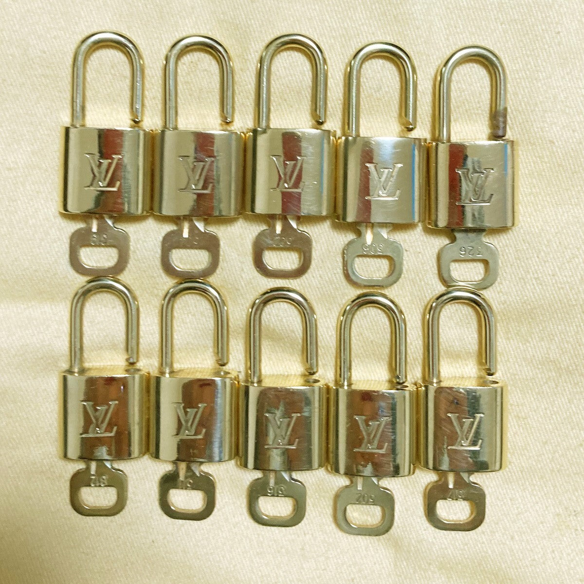 LOUIS VUITTON LV 10 SET PADLOCK KEY CHARM CADENA GOLD-PLATED FRANCE 37PDA141