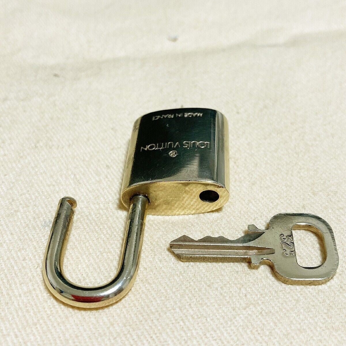 LOUIS VUITTON LV 10 SET PADLOCK KEY BAG CHARM CADENA GOLD PLATED FRANCE 61PDA035