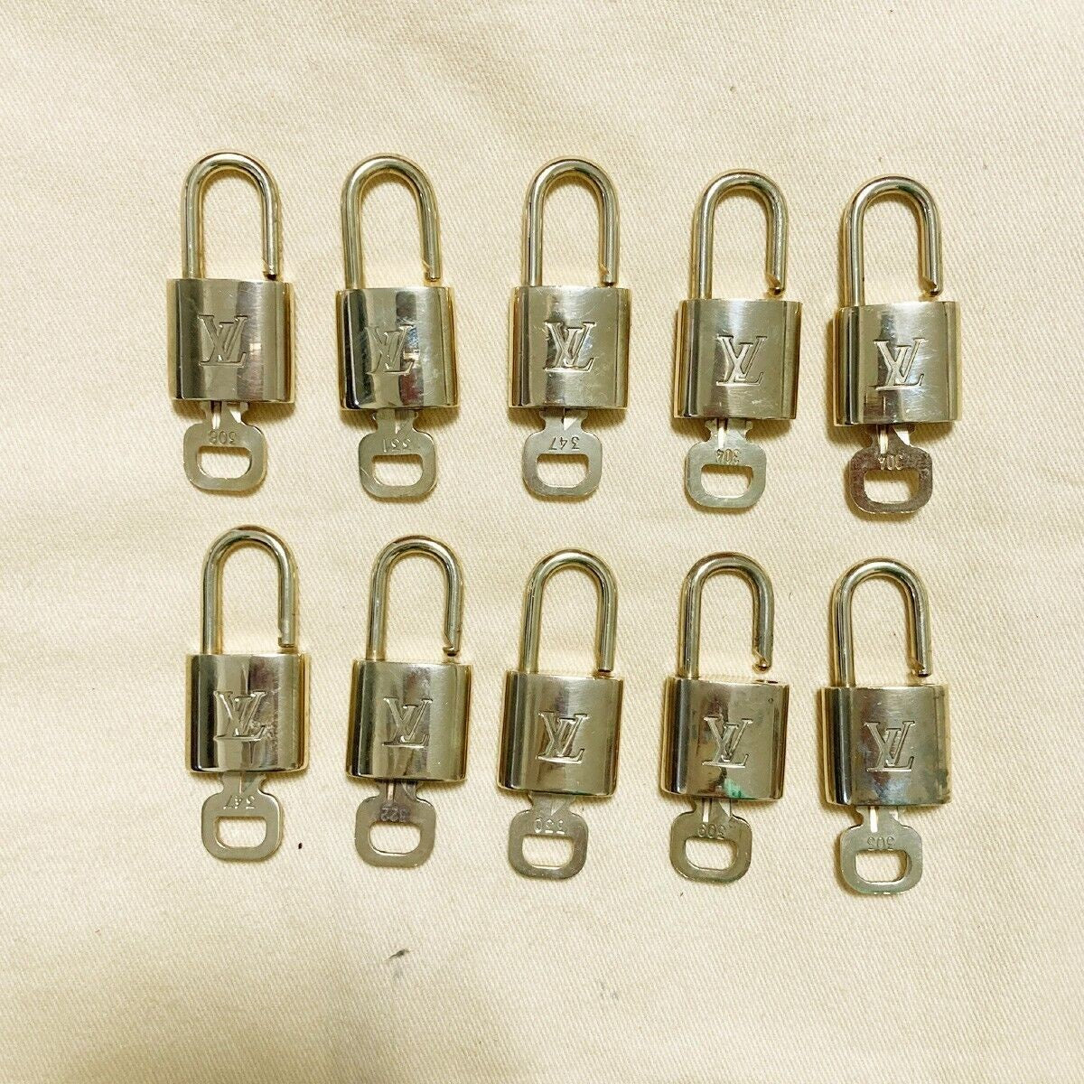 LOUIS VUITTON LV 10 SET PADLOCK KEY BAG CHARM CADENA GOLD PLATED FRANCE 35PDA011