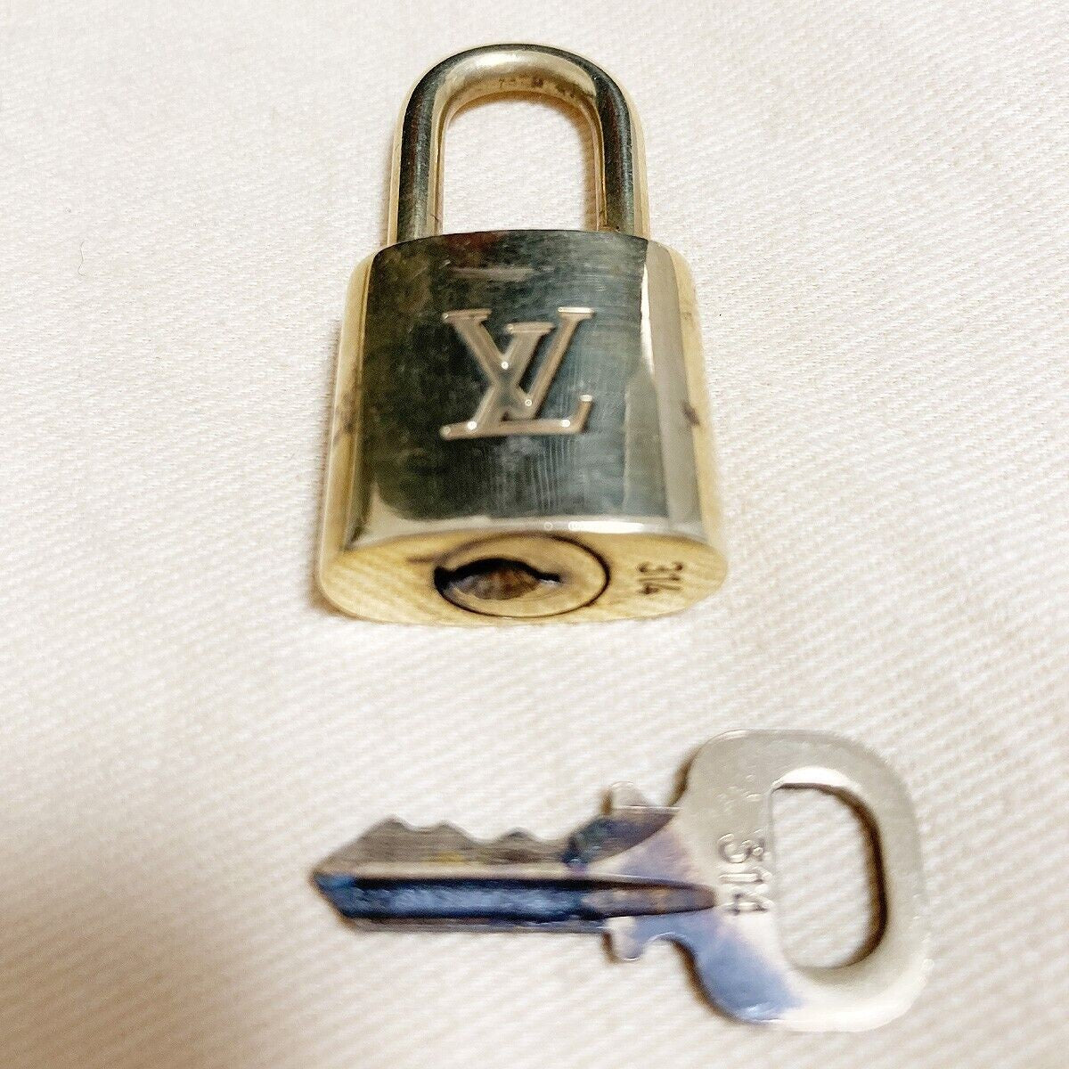 LOUIS VUITTON LV 10 SET PADLOCK KEY BAG CHARM CADENA GOLD PLATED FRANCE 33YB053