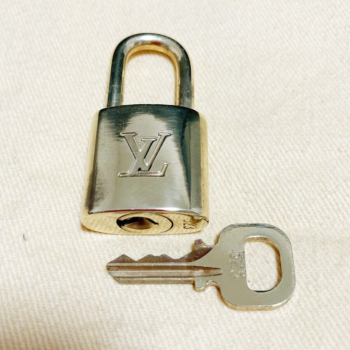 LOUIS VUITTON LV 10 SET PADLOCK KEY BAG CHARM CADENA GOLD PLATED FRANCE 61PDA035