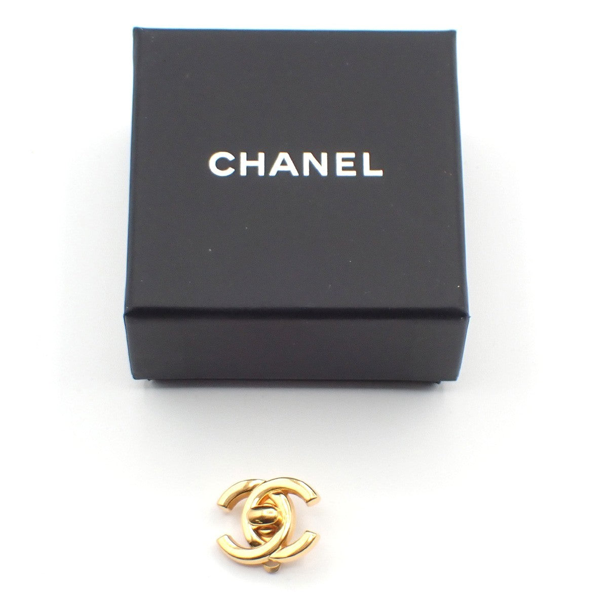 CHANEL CC Logo Button Earring 97P Clip-On Gold-Plated France Vintage 67CA564