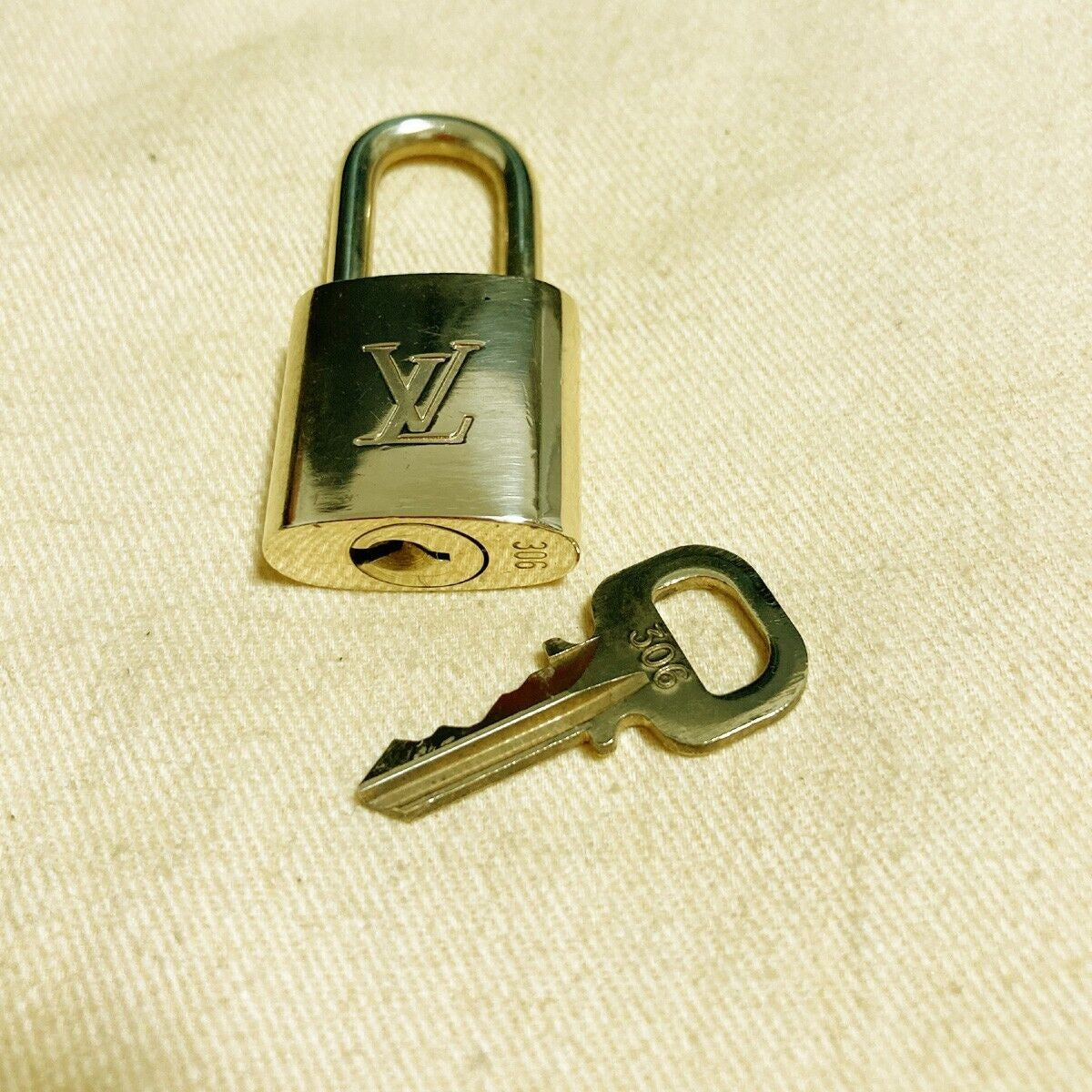 LOUIS VUITTON LV 10 SET PADLOCK KEY BAG CHARM CADENA GOLD PLATED FRANCE 30PDA066