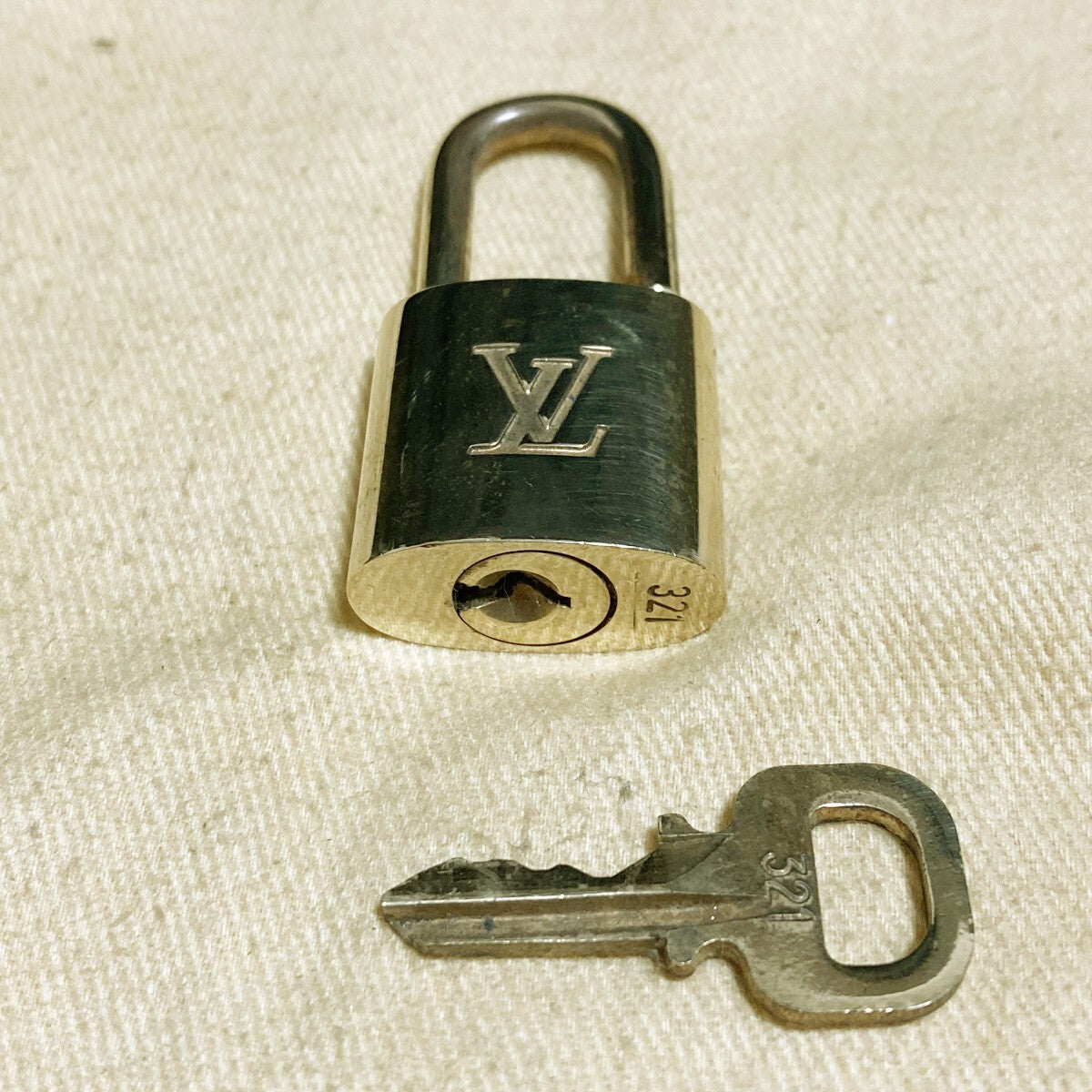 LOUIS VUITTON LV 10 SET PADLOCK KEY CHARM CADENA GOLD-PLATED FRANCE 31PDA232
