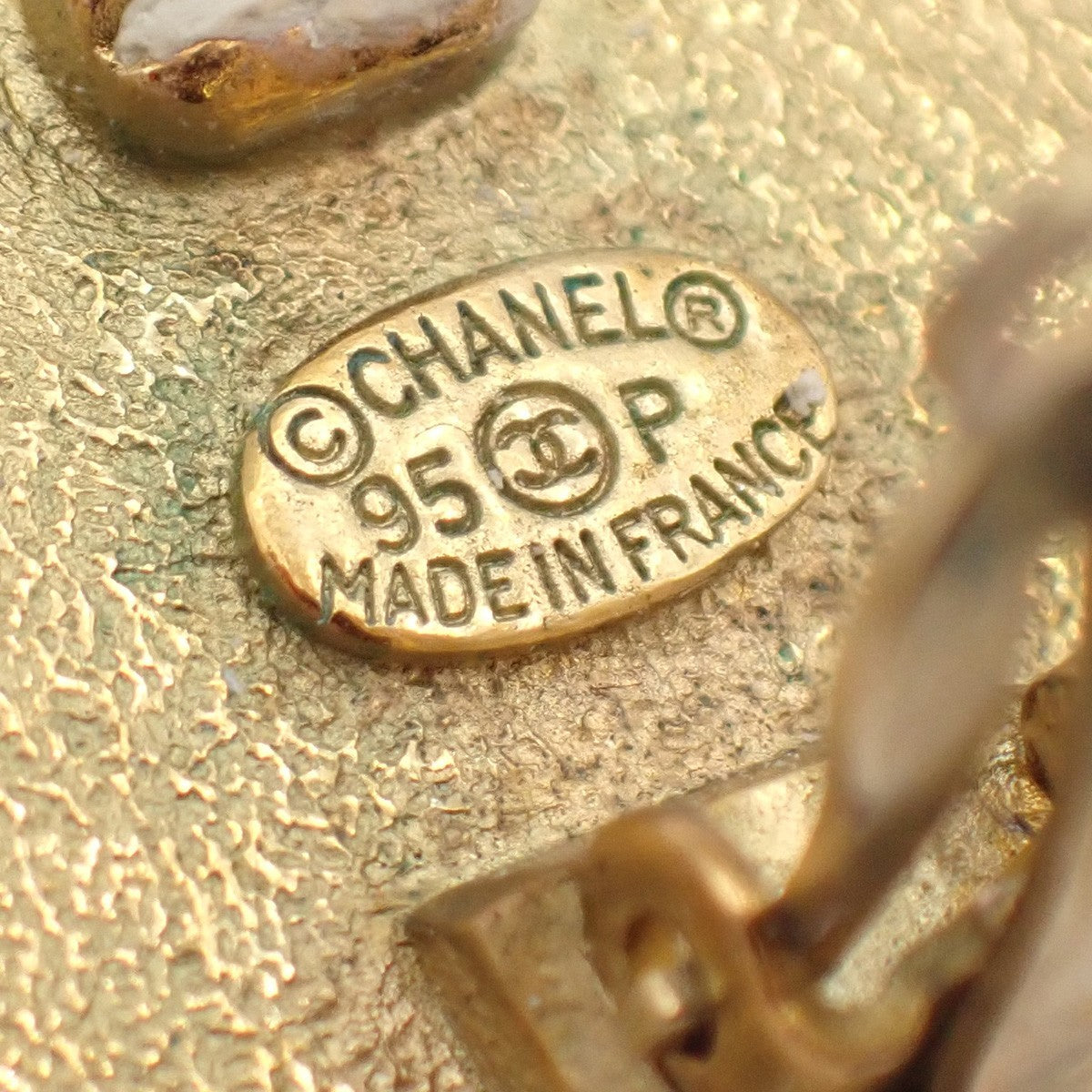 CHANEL CC Logo Round Button Earrings 95P Clip-On Gold GHW France Vintage 67RL677
