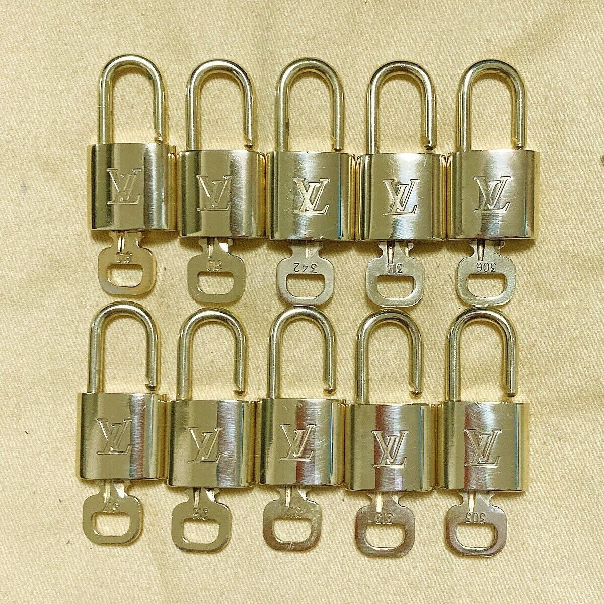 LOUIS VUITTON LV 10 SET PADLOCK KEY BAG CHARM CADENA GOLD PLATED FRANCE 80PDA130