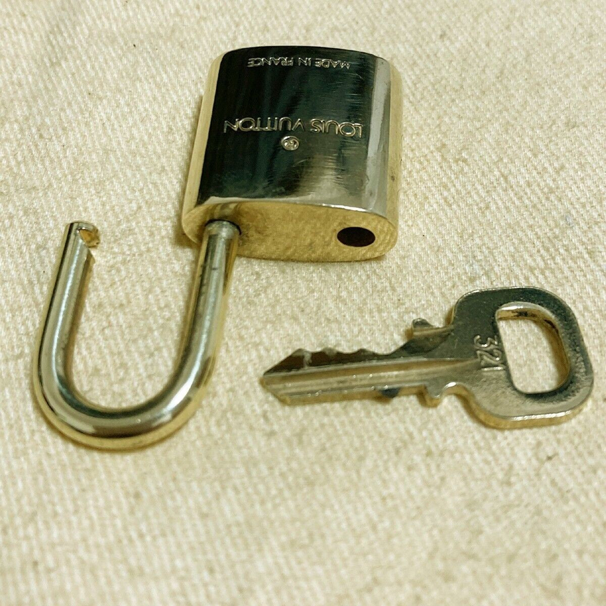 LOUIS VUITTON LV 10 SET PADLOCK KEY CHARM CADENA GOLD-PLATED FRANCE 37PDA200