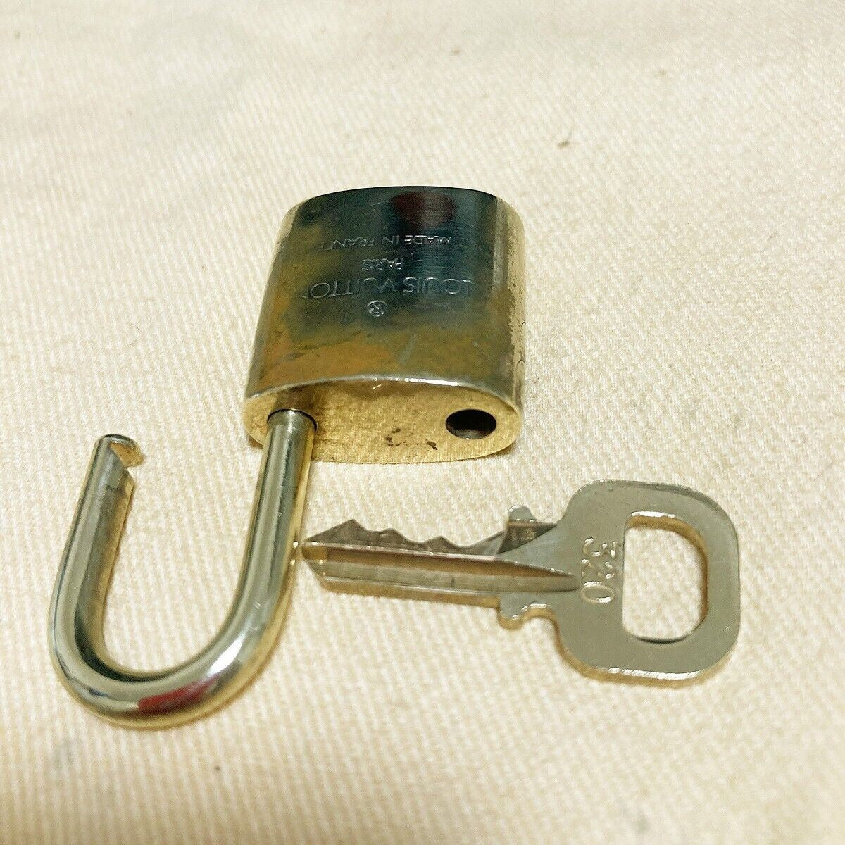 LOUIS VUITTON LV 10 SET PADLOCK KEY BAG CHARM CADENA GOLD PLATED FRANCE 37PDA040