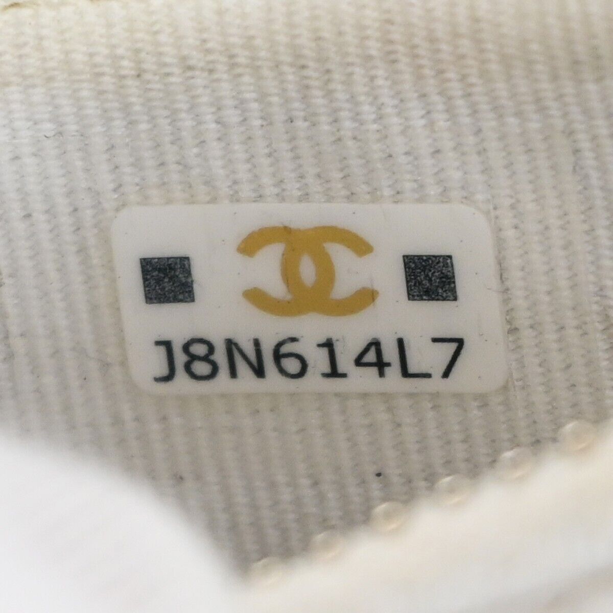 CHANEL CC Logo Bifold Wallet Purse Caviar Skin Leather White GHW Italy  30HB382