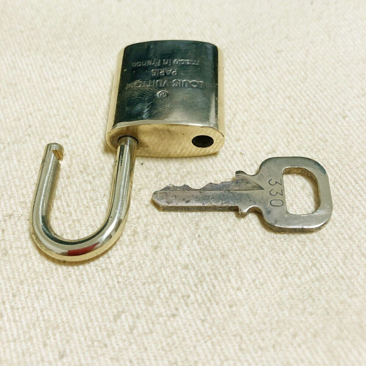 LOUIS VUITTON LV 10 SET PADLOCK CADENA KEY BAG CHARM GOLD PLATED FRANCE 37PDA124