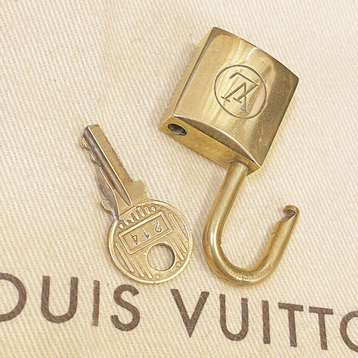 AUTHENTIC LOUIS VUITTON LV 10 SET PADLOCK KEY CHARM CADENA GOLD FRANCE 08BS967