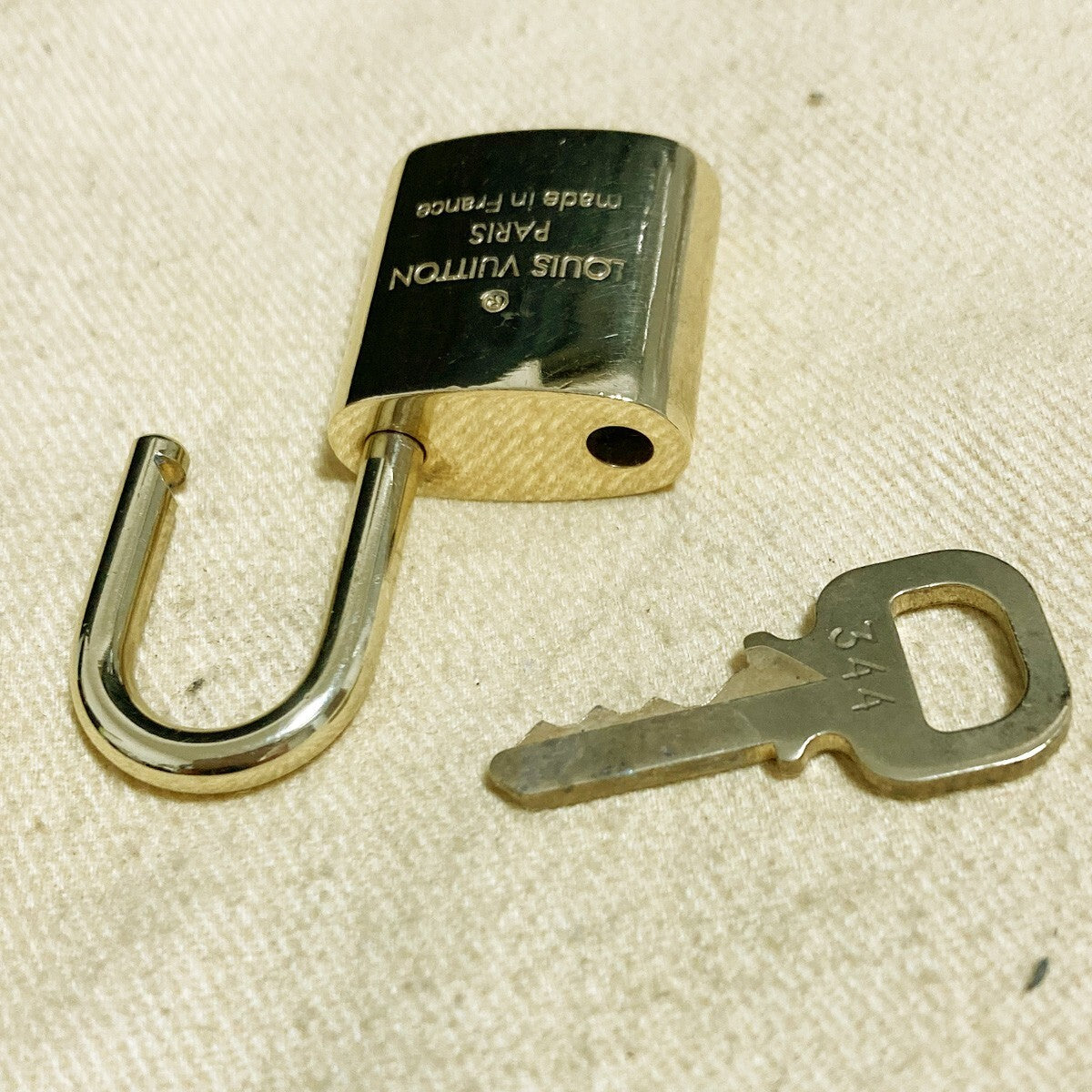 LOUIS VUITTON LV 10 SET PADLOCK KEY CHARM CADENA GOLD-PLATED FRANCE 65PDA206